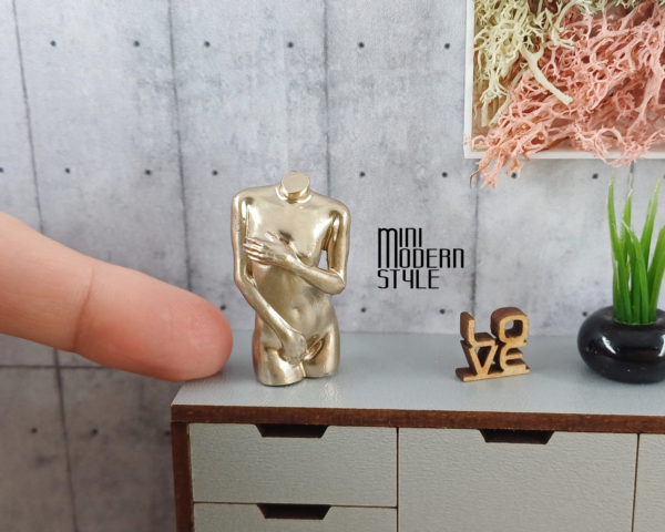 Scultura corpo donna in resina