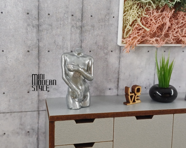 Scultura corpo donna in resina - immagine 2