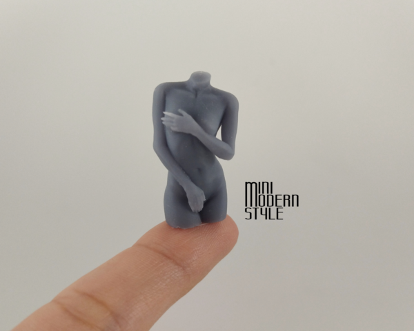 Scultura corpo donna in resina - immagine 4