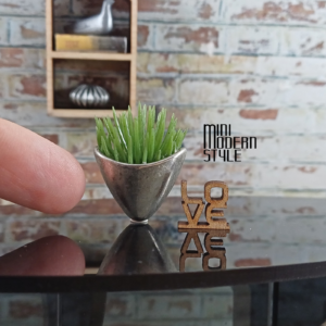 Vaso metallo con pianta artificiale