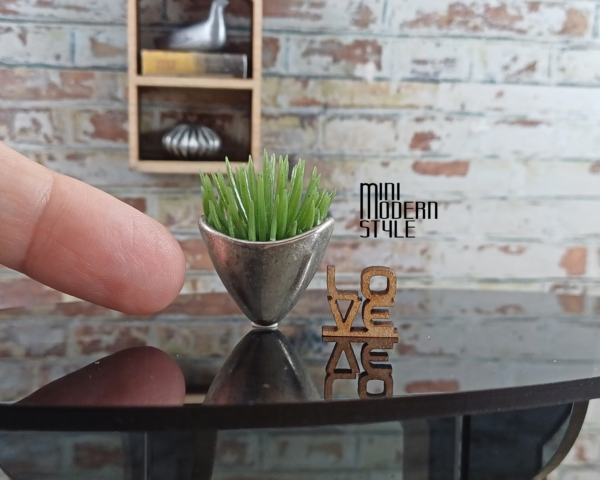 Vaso metallo con pianta artificiale